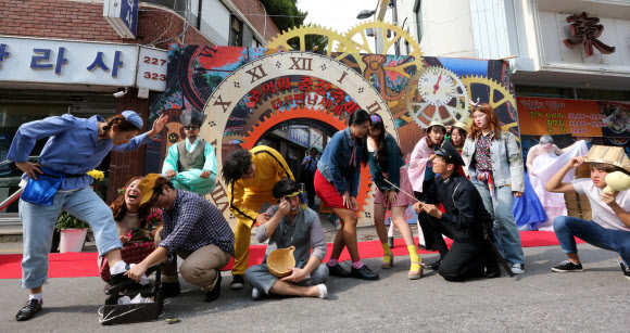 1970~1980년대 추억을 주제로 한 충장축제가 7일 오후 광주 동구 충장로·금남로 일대에서 개막, 추억의 거리에서 배우들이 추억의 모습을 재연하는 분장을 하고 포즈를 잡고 있다.  연합뉴스