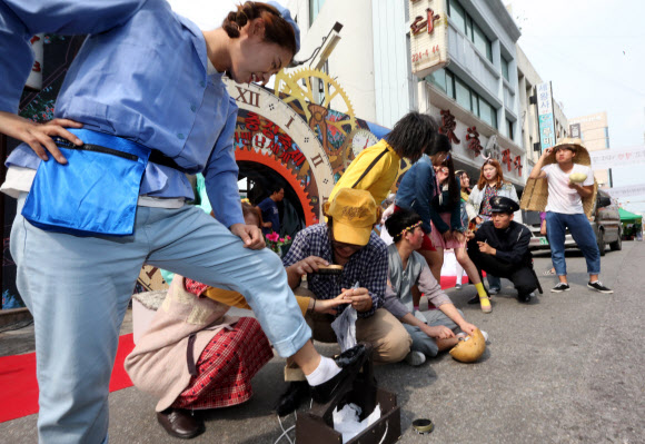 1970~1980년대 추억을 주제로 한 충장축제가 7일 오후 광주 동구 충장로·금남로 일대에서 개막, 추억의 거리에서 배우들이 추억의 모습을 재연하는 분장을 하고 포즈를 잡고 있다.  연합뉴스