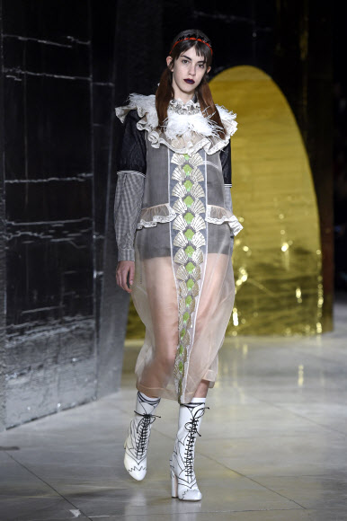 7일(현지시간) 프랑스 파리에서 열린 패션쇼에서 모델들이 패션 브랜드 ‘미우 미우(Miu Miu)’의 2016 봄/여름 컬렉션 의상을 선보이고 있다.  ⓒ AFPBBNews=News1