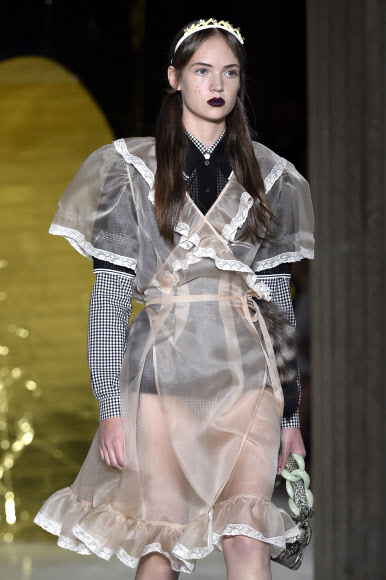 7일(현지시간) 프랑스 파리에서 열린 패션쇼에서 모델들이 패션 브랜드 ‘미우 미우(Miu Miu)’의 2016 봄/여름 컬렉션 의상을 선보이고 있다.  ⓒ AFPBBNews=News1