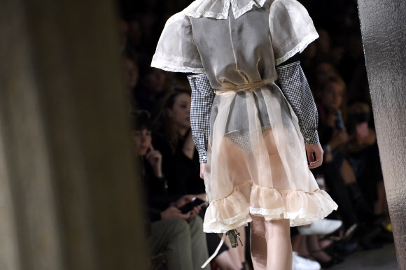 7일(현지시간) 프랑스 파리에서 열린 패션쇼에서 모델들이 패션 브랜드 ‘미우 미우(Miu Miu)’의 2016 봄/여름 컬렉션 의상을 선보이고 있다.  ⓒ AFPBBNews=News1