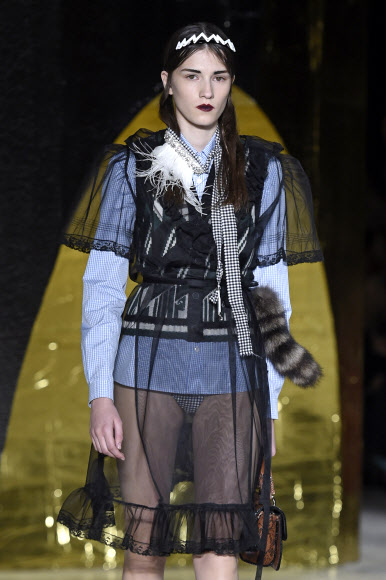 7일(현지시간) 프랑스 파리에서 열린 패션쇼에서 모델들이 패션 브랜드 ‘미우 미우(Miu Miu)’의 2016 봄/여름 컬렉션 의상을 선보이고 있다.  ⓒ AFPBBNews=News1