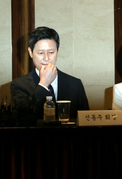 생각 잠긴 신동주 전 일본 롯데홀딩스 부회장