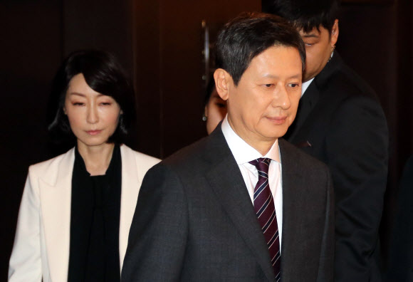 기자회견장 들어서는 신동주 전 부회장 내외