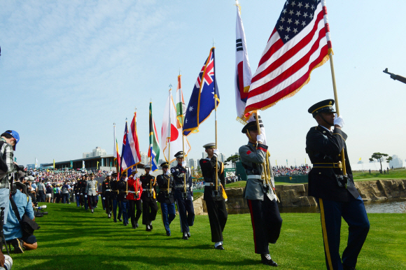 8일 인천 잭 니클라우스 GC에서 열린 2015 프레지던츠컵 첫 날 경기에서 앞서 미8군과 유엔군사령부 의장대가 참가국 국기를 들고 입장하고 있다.  정연호 기자 tpgod@seoul.co.kr