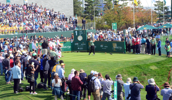 8일 인천 잭 니클라우스 GC에서 열린 2015 프레지던츠컵 첫 날 경기에서 많은 갤러리들이 선수들의 티샷을 바라보고 있다.  정연호 기자 tpgod@seoul.co.kr