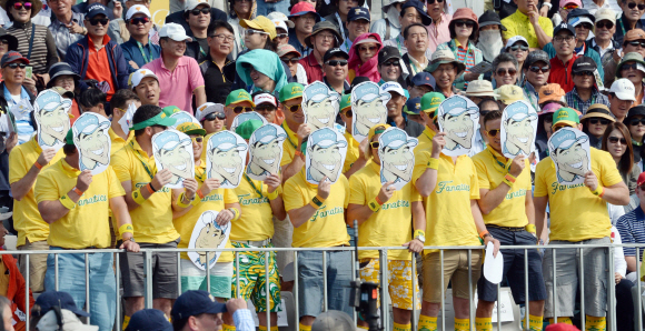 8일 인천 잭 니클라우스 GC에서 열린 2015 프레지던츠컵 첫 날 경기 개회식에서 인터내셔널팀을 응원하는 갤러리들이 애덤 스콧(호주)의 선전을 바라며 응원하고 있다.  정연호 기자 tpgod@seoul.co.kr