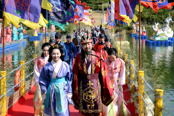 8일 한성백제문화제가 열리고 있는 서울 송파구 올림픽공원에서 백제 고이왕의 행렬을 재현한 퍼레이드를 하고 있다. 올림픽공원, 몽촌토성, 위례성대로 등에서 열리는 한성백제문화제는 11일까지 계속된다. 이언탁 기자 utl@seoul.co.kr