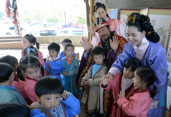 8일 한성백제문화제가 열리고 있는 서울 송파구 올림픽공원을 찾은 어린이들이 체험마을에서 백제 고이왕과 왕비를 재현한 연기자들과 인사를 하고 있다. 올림픽공원, 몽촌토성, 위례성대로 등에서 열리는 한성백제문화제는 11일까지 계속된다.  이언탁 기자 utl@seoul.co.kr
