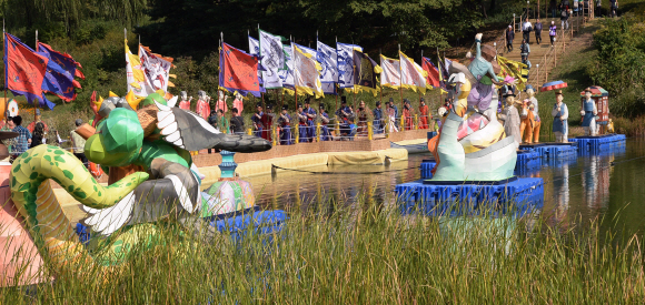 8일 한성백제문화제가 열리고 있는 서울 송파구 올림픽공원에서 백제 고이왕의 행렬을 재현한 퍼레이드를 하고 있다. 올림픽공원, 몽촌토성, 위례성대로 등에서 열리는 한성백제문화제는 11일까지 계속된다.  이언탁 기자 utl@seoul.co.kr