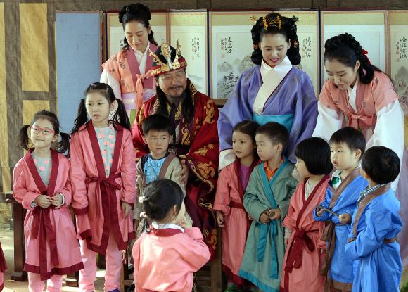 8일 한성백제문화제가 열리고 있는 서울 송파구 올림픽공원을 찾은 어린이들이 체험마을에서 백제 고이왕과 왕비를 재현한 연기자들과 인사를 하고 있다. 올림픽공원, 몽촌토성, 위례성대로 등에서 열리는 한성백제문화제는 11일까지 계속된다.  이언탁 기자 utl@seoul.co.kr