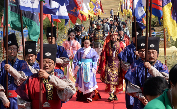 8일 한성백제문화제가 열리고 있는 서울 송파구 올림픽공원에서 백제 고이왕의 행렬을 재현한 퍼레이드를 하고 있다. 올림픽공원, 몽촌토성, 위례성대로 등에서 열리는 한성백제문화제는 11일까지 계속된다. 이언탁기자 utl@seoul.co.kr