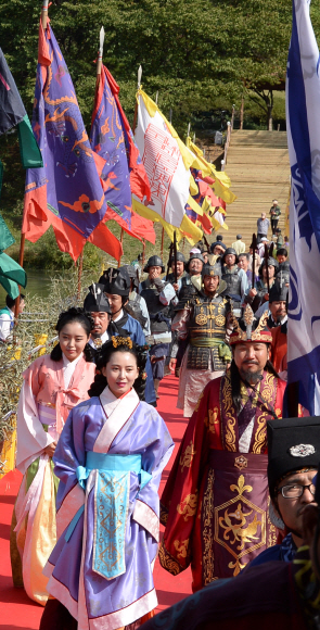 8일 한성백제문화제가 열리고 있는 서울 송파구 올림픽공원에서 백제 고이왕의 행렬을 재현한 퍼레이드를 하고 있다. 올림픽공원, 몽촌토성, 위례성대로 등에서 열리는 한성백제문화제는 11일까지 계속된다. 이언탁기자 utl@seoul.co.kr