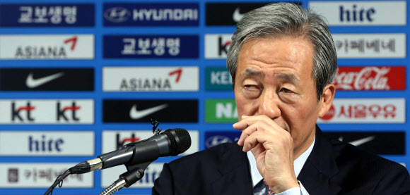 　정몽준 대한축구협회 명예회장이 8일 국제축구연맹(FIFA) 윤리위원회로부터 자격정지 6년 징계를 받아 차기 FIFA회장 선거에 출마할 수 없게 됐다. 사진은 정 명예회장이 지난 6일 서울 신문로 축구회관에서 긴급 기자회견을 열고 FIFA 윤리위원회의 자격정지 징계 움직임을 폭로한 뒤 잠시 생각에 잠겨 있는 모습이다.  　연합뉴스