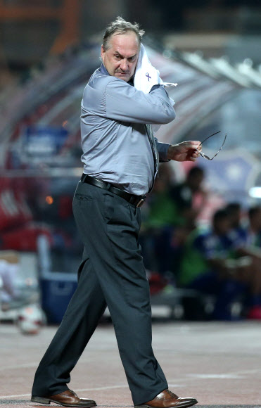 슈틸리케 감독 ’덥다 더워’