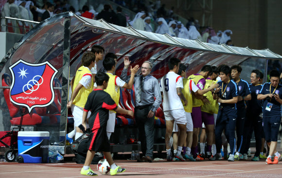 승리에 기쁜 슈틸리케 감독