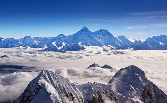 산악비행기를 타고 돌아본 히말라야의 산군들. 사진 뒤쪽 가운데에 고깔모자처럼 삐죽 솟은 봉우리가 에베레스트(사가르마타)다. 오른쪽으로 로체, 마칼루가 이어진다. 에베레스트 왼쪽의 창체부터는 중국 티베트 땅이다.