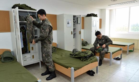 만들어진 지 30년이 넘었어도 국방부가 비축용품이라 문제가 없다는 모포에서 생활하고 있는 병사들. 서울신문 포토라이브러리