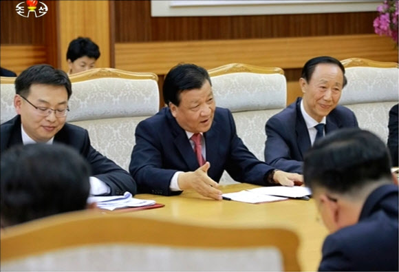 북한 김정은, 중국 서열5위 류윈산과 회동