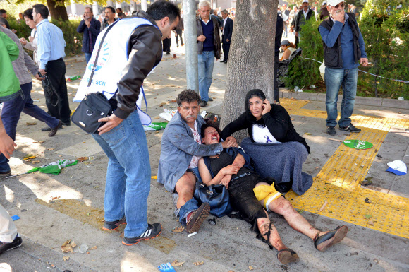 10일(현지시간) 터키 수도 앙카라 중앙역에서 발생한 폭탄 테러로 부상당한 여성이 고통스러워 하고 있다. 이날 폭발로 최소 30명이 사망했다. ⓒ AFPBBNews=News1