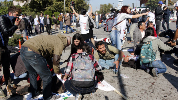 10일(현지시간) 터키 수도 앙카라 중앙역에서 폭탄 테러가 발생, 시민들이 부상자들을 구조하고 있다. 이날 폭발로 최소 30명이 사망했다. ⓒ AFPBBNews=News1