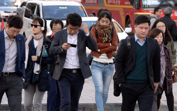 12일 서울 아침 기온이 8.9도를 기록하자 광화문 사거리에서 출근길에 오른 시민들이 몸을 움츠린 채 발걸음을 재촉하고 있다. 2015.10.12 이언탁기자 utl@seoul.co.kr