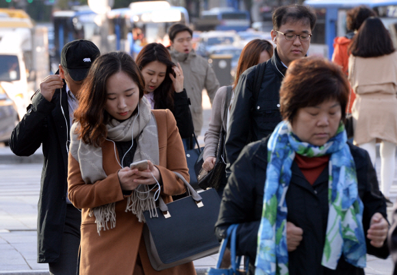12일 서울 아침 기온이 8.9도를 기록하자 광화문 사거리에서 출근길에 오른 시민들이 몸을 움츠린 채 발걸음을 재촉하고 있다. 2015.10.12 이언탁기자 utl@seoul.co.kr