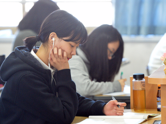대학 수학능력시험을 31일 앞둔 12일 서울 영등포여자고등학교에서 고3 수험생들이 공부에 열중하고 있다. 2015.10.12 박지환기자 popocar@seoul.co.kr