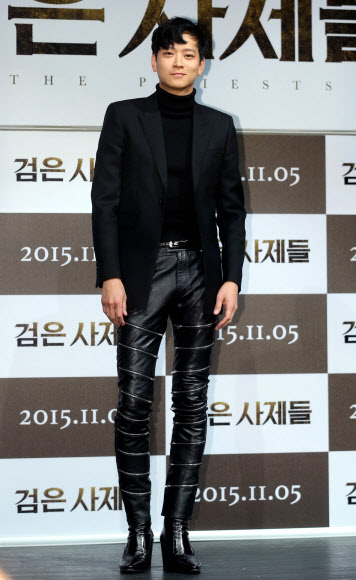 배우 강동원이 12일 오전 서울 강남구 CGV 압구정에서 열린 영화 ‘검은 사제들’ 제작보고회에서 포즈를 취하고 있다. 2015.10.12. 연합뉴스