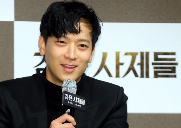 배우 강동원이 12일 오전 서울 강남구 CGV 압구정에서 열린 영화 ‘검은 사제들’ 제작보고회에서 질문에 답하고 있다. 2015.10.12. 연합뉴스