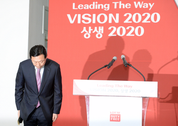 12일 오전 인천 롯데면세점 제2통합물류센터에서 열린 ‘롯데그룹 상생 2020 선포식’에서 신동빈 롯데그룹 회장이 인사하고 있다. 2015.10.12 도준석 기자 pado@seoul.co.kr