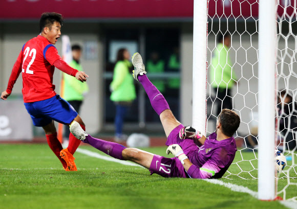 호주 골키퍼의 자책골