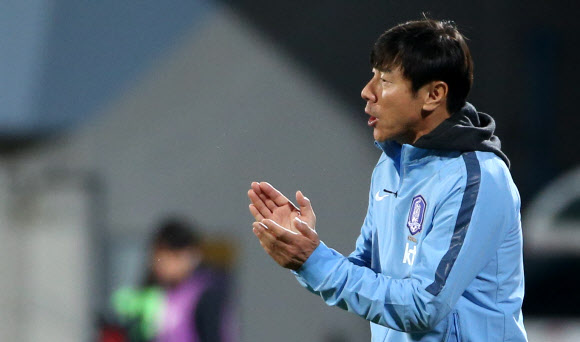 선수들에게 박수 보내는 신태용 감독