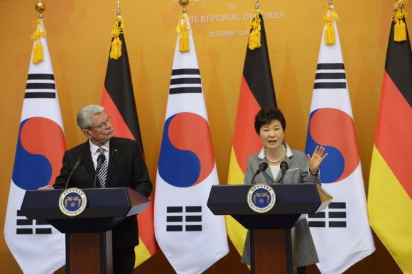 박근혜 대통령과 요하임 가우크 독일 대통령이 정상회담을 마친 후 공동기자회견을 가졌다. 박 대통령이 합의문을 발표하고 있다. 안주영 기자 jya@seoul.co.kr