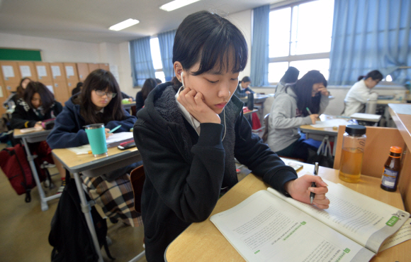 대학 수학능력시험을 31일 앞둔 12일 서울 영등포여자고등학교에서 고3 수험생들이 공부에 열중하고 있다. 박지환 기자 popocar@seoul.co.kr