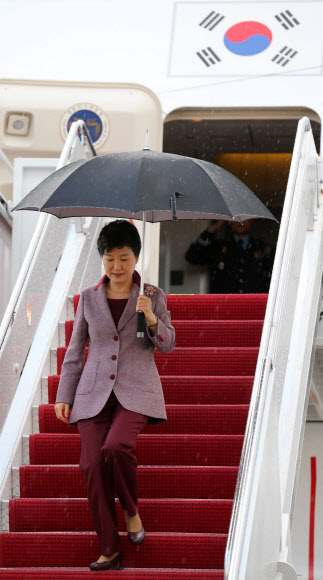전용기에서 내려오는 박 대통령