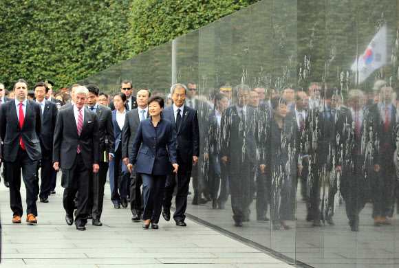 박근혜 대통령이 14일 오후(현지시간) 미국 워싱턴 한국전 참전 기념비 공원을 방문, 참배하고 있다. 연합뉴스