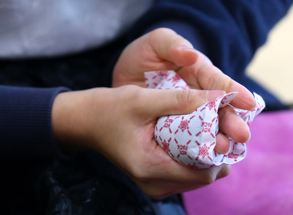 15일 오전 서울 성동구 한양대학교 백남음악관에서 열린 2016학년도 수시 음악 특기자 전형 실기고사에서 한 수험생이 핫팩으로 손을 주무르고 있다.