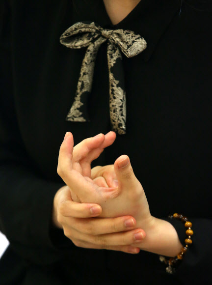 15일 오전 서울 성동구 한양대학교 백남음악관에서 열린 2016학년도 수시 음악 특기자 전형 실기고사에서 한 수험생이 두손을 모은 채 순번 추첨을 기다리고 있다. 연합뉴스