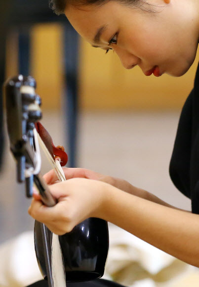 15일 오전 서울 성동구 한양대학교 백남음악관에서 열린 2016학년도 수시 음악 특기자 전형 실기고사에서 수험생이 대기실에서 해금을 조율하고 있다.  연합뉴스