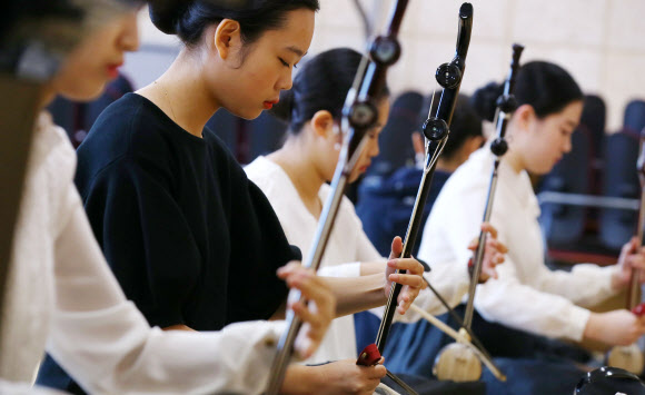 15일 오전 서울 성동구 한양대학교에서 열린 2016학년도 수시 음악 특기자 전형 실기고사에서 수험생들이 대기실에서 해금 연주 연습을 하고 있다.  연합뉴스