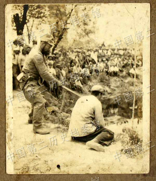 난징(南京)대학살 당시 일본군이 중국군 포로들을 참수하는 장면이 담긴 사진들이 올해 유네스코(UNESCO·유엔 교육과학문화기구) 세계기록유산에 등재된 사실이 확인됐다. 연합뉴스가 15일 유네스코 세계기록유산 리스트에 오른 난징대학살 자료들을 입수해 분석한 결과 일본군이 중국인 포로들을 한 명씩 무릎을 꿇게 한 뒤 검으로 목을 베는 사진 등 사진은 총 16장이 기록유산으로 등재됐다. 일본군들이 직접 찍은 참수 사진 중국인 포로들은 대체로 앳된 모습이며 일부 사진 속에는 참수 직후의 참혹한 순간도 담겨 있다.  중국 제2역사당안관 홈페이지 캡쳐