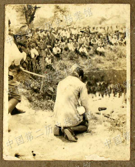 난징(南京)대학살 당시 일본군이 중국군 포로들을 참수하는 장면이 담긴 사진들이 올해 유네스코(UNESCO·유엔 교육과학문화기구) 세계기록유산에 등재된 사실이 확인됐다. 연합뉴스가 15일 유네스코 세계기록유산 리스트에 오른 난징대학살 자료들을 입수해 분석한 결과 일본군이 중국인 포로들을 한 명씩 무릎을 꿇게 한 뒤 검으로 목을 베는 사진 등 사진은 총 16장이 기록유산으로 등재됐다. 일본군들이 직접 찍은 참수 사진 중국인 포로들은 대체로 앳된 모습이며 일부 사진 속에는 참수 직후의 참혹한 순간도 담겨 있다.  중국 제2역사당안관 홈페이지 캡쳐