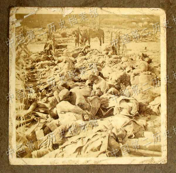 난징(南京)대학살 당시 일본군이 중국군 포로들을 참수하는 장면이 담긴 사진들이 올해 유네스코(UNESCO·유엔 교육과학문화기구) 세계기록유산에 등재된 사실이 확인됐다. 연합뉴스가 15일 유네스코 세계기록유산 리스트에 오른 난징대학살 자료들을 입수해 분석한 결과 일본군이 중국인 포로들을 한 명씩 무릎을 꿇게 한 뒤 검으로 목을 베는 사진 등 사진은 총 16장이 기록유산으로 등재됐다. 일본군들이 직접 찍은 참수 사진 중국인 포로들은 대체로 앳된 모습이며 일부 사진 속에는 참수 직후의 참혹한 순간도 담겨 있다.  중국 제2역사당안관 홈페이지 캡쳐