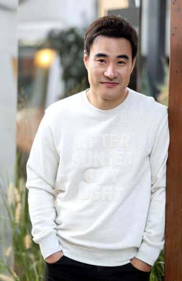 배우 배성우가 15일 서울 종로구 소격동 한 카페에서 연합뉴스와 인터뷰를 하기 앞서 포즈를 취하고 있다.  연합뉴스