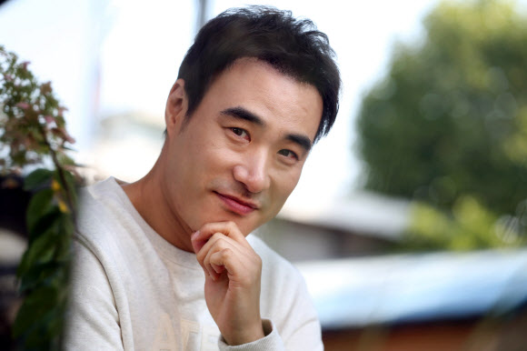 영화 ‘더 폰’의 배우 배성우가 15일 서울 종로구 소격동 한 카페에서 연합뉴스와 인터뷰를 하기 앞서 포즈를 취하고 있다.  연합뉴스