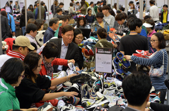 15일 경기도 고양시 일산 킨텍스에서 열린 롯데백화점 블랙프라이데이 행사장을 찾은 시민들이 물건을 고르고 있다. 18일까지 열리는 이번행사에서는 4천평 규모의  행사장에서 360여개 브랜드, 500억원대 물량의 각종 상품을 최대 80퍼센트 할인판매한다. 손형준 기자 boltagoo@seoul.co.kr