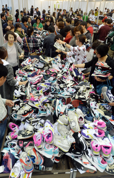 15일 경기도 고양시 일산 킨텍스에서 열린 롯데백화점 블랙프라이데이 행사장을 찾은 시민들이 물건을 고르고 있다. 18일까지 열리는 이번행사에서는 4천평 규모의  행사장에서 360여개 브랜드, 500억원대 물량의 각종 상품을 최대 80퍼센트 할인판매한다. 손형준 기자 boltagoo@seoul.co.kr