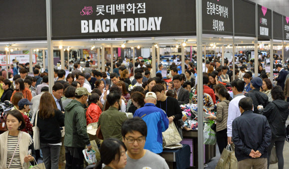 15일 경기도 고양시 일산 킨텍스에서 열린 롯데백화점 블랙프라이데이 행사장을 찾은 시민들이 물건을 고르고 있다. 18일까지 열리는 이번행사에서는 4천평 규모의  행사장에서 360여개 브랜드, 500억원대 물량의 각종 상품을 최대 80퍼센트 할인판매한다. 손형준 기자 boltagoo@seoul.co.kr