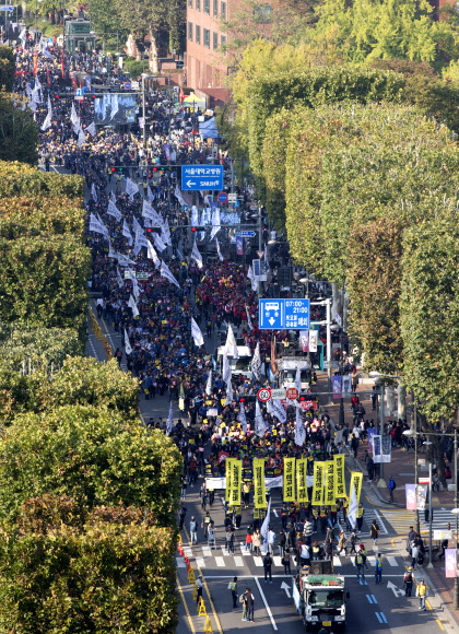 15일 오후 서울 종로구 대학로에서 열린 ‘쉬운해고·평생 비정규직 노동개악 저지 민주노총 공공노동자 파업대회’ 에서 전국공공운수노조원들을 비롯한 민주노총 관계자들이 정부의 노동개악 중단을 촉구하는 구호를 외치며 청계광장 방향을 향해 행진하고 있다.  연합뉴스